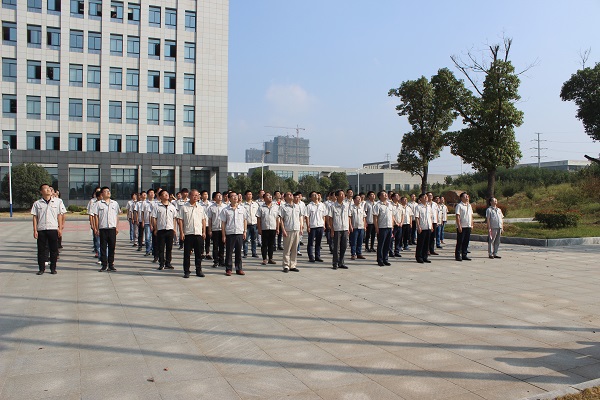 領(lǐng)導班子與新區(qū)職工代表行注目禮.JPG